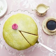 Princesstårta med kaffe och mjölk, gammaldags uppdukat med fint porslin och spetsduk.