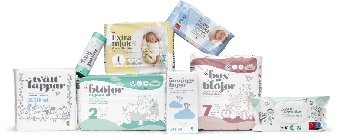 En samling med flera förpackningar med blöjor och våtservetter ligger utspridda.