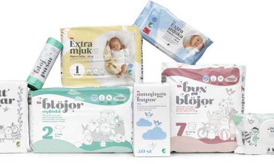 En samling med flera förpackningar med blöjor och våtservetter ligger utspridda.