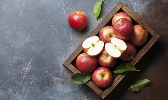Röda äpplen i en trälåda