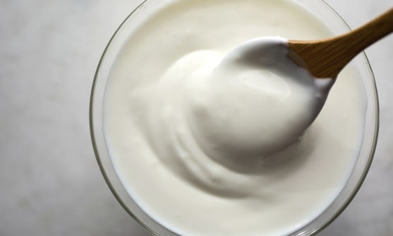 Yoghurt i skål med en träslev