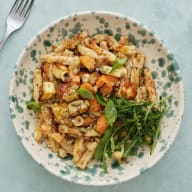 Pasta med sötpotatis, halloumi och röd pesto