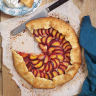 Plommonpaj på ett bakplåtspapper.