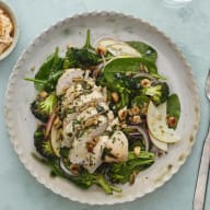 Örtbakad kyckling med ljummen broccolisallad och pestokräm