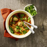 Köttbullar i röd curry med nudlar.