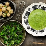 Rostad grönkål och soppa med frikadeller, rosmarin och olivolja.