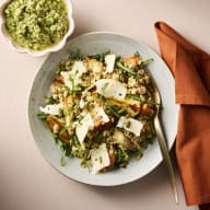 Grynsallad med grillost i en djup tallrik.