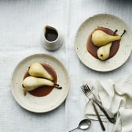 Inkokta päron på vita fat.