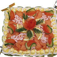 En smörgåstårta dekorerad med lax, räkor, gurka, citron och dill visas med en svensk flagga.