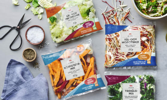 Köksbord med påsar med ICA färdigskurna grönsaker.