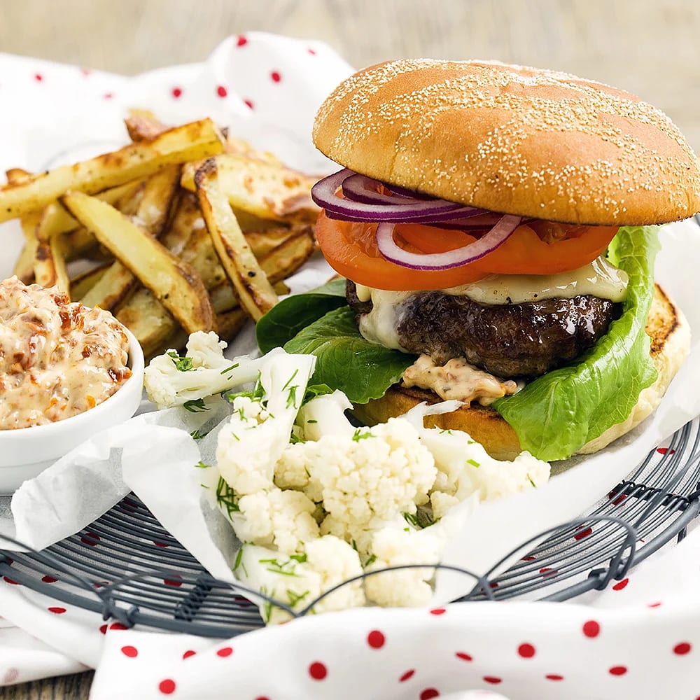 Ostburgare Med Tomatmajo Och Picklad Blomk l Recept ICA se ostburgare-med-tomatmajo-och-picklad-blomk-l-recept-ica-se