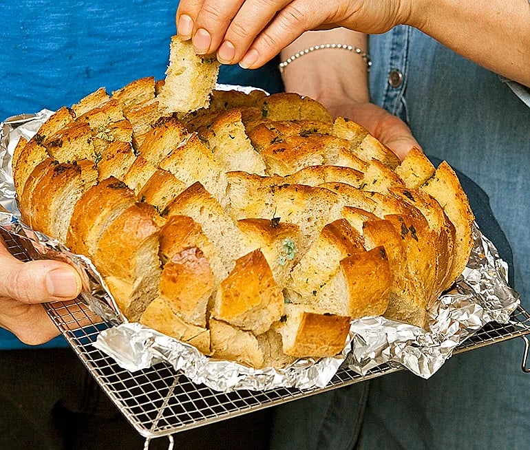 Blommande vitlöksbröd | Recept ICA.se