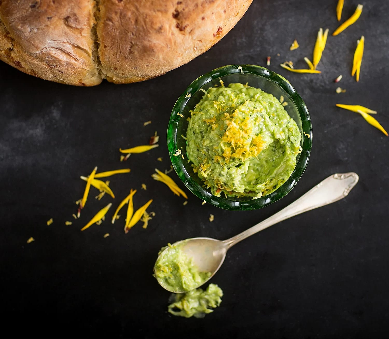 Sommargrönt smör med Västerbottensost | Recept ICA.se