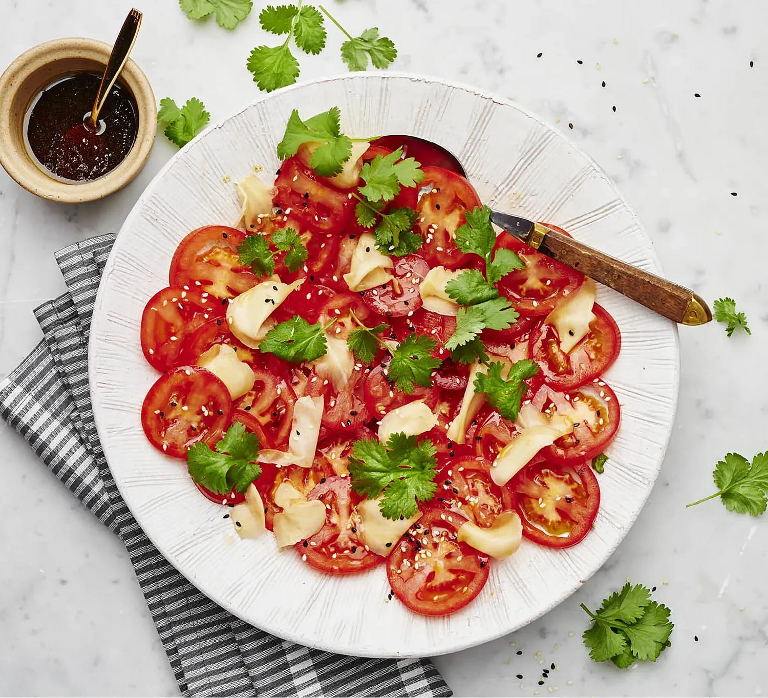 Tomatsallad med inlagd ingefära, sesam och koriander | Recept ICA.se
