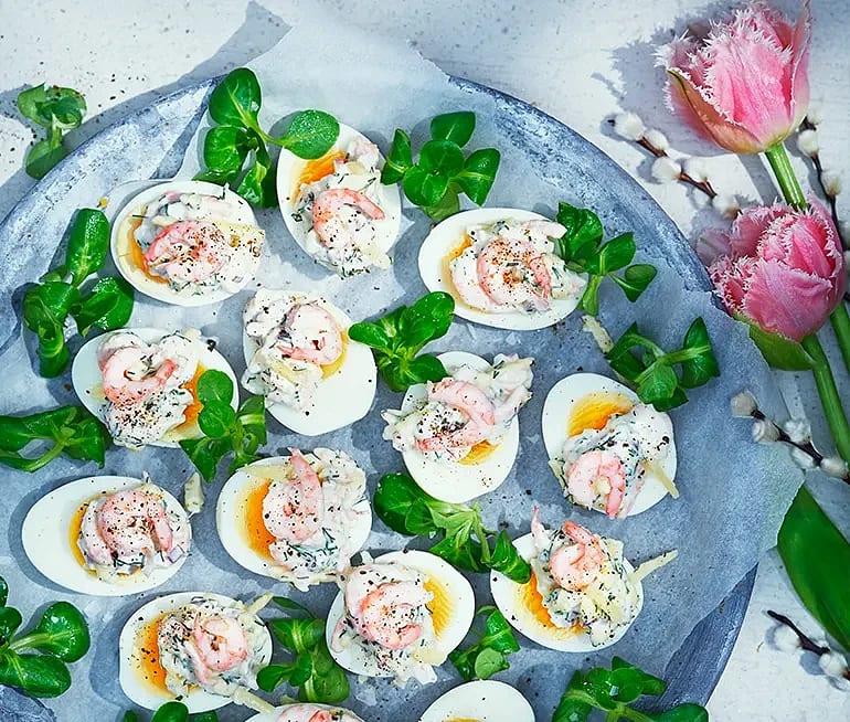 Ägghalvor med räk- och oströra | Recept ICA.se