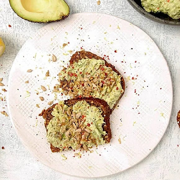 Avokadoröra på rågbröd | Recept ICA.se