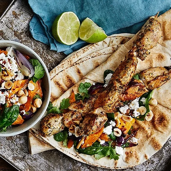 Orientalisk rätt med kycklingspett och sötpotatis