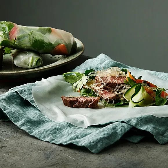 Spring rolls med biff och jordnötsdressing