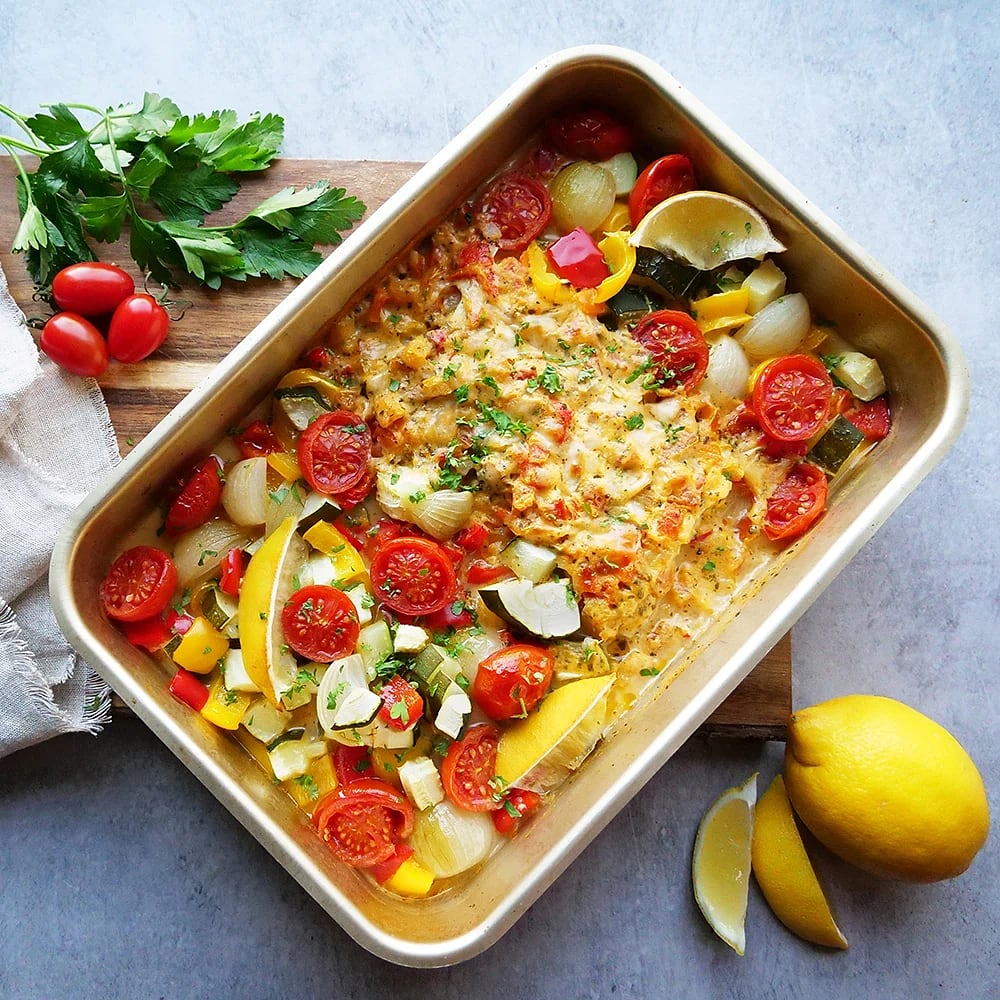 Ugnsbakad fisk med tomatsås och rostade grönsaker | Recept ICA.se