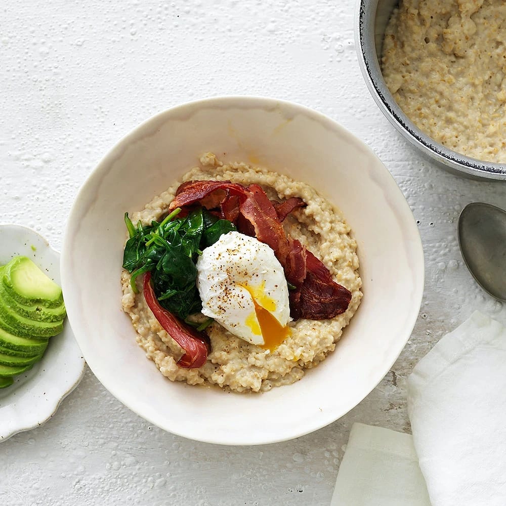 Gröt med pocherat ägg och krispigt bacon | Recept ICA.se