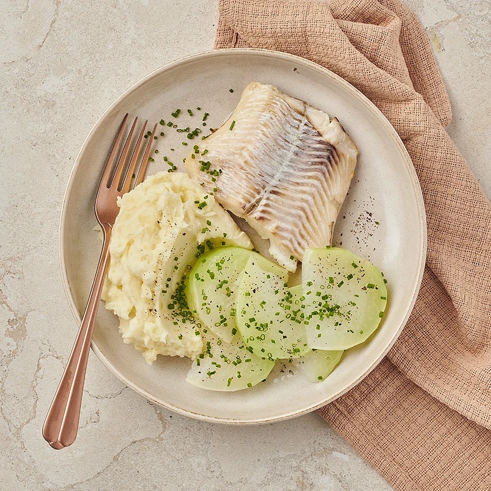 Ugnsbakad fisk med citronmarinerad kålrabbi | Recept ICA.se