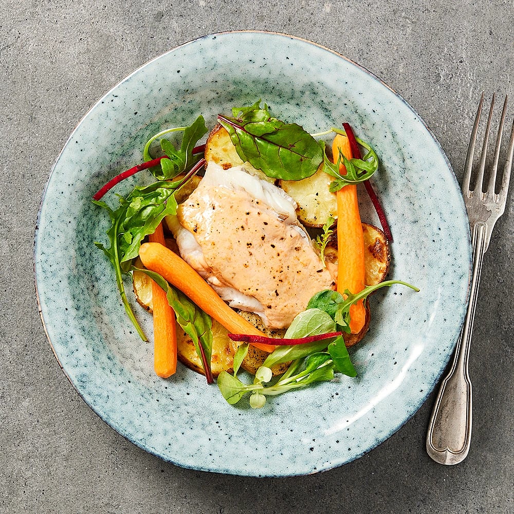 Tomatbakad fisk med rostad potatis | Recept ICA.se
