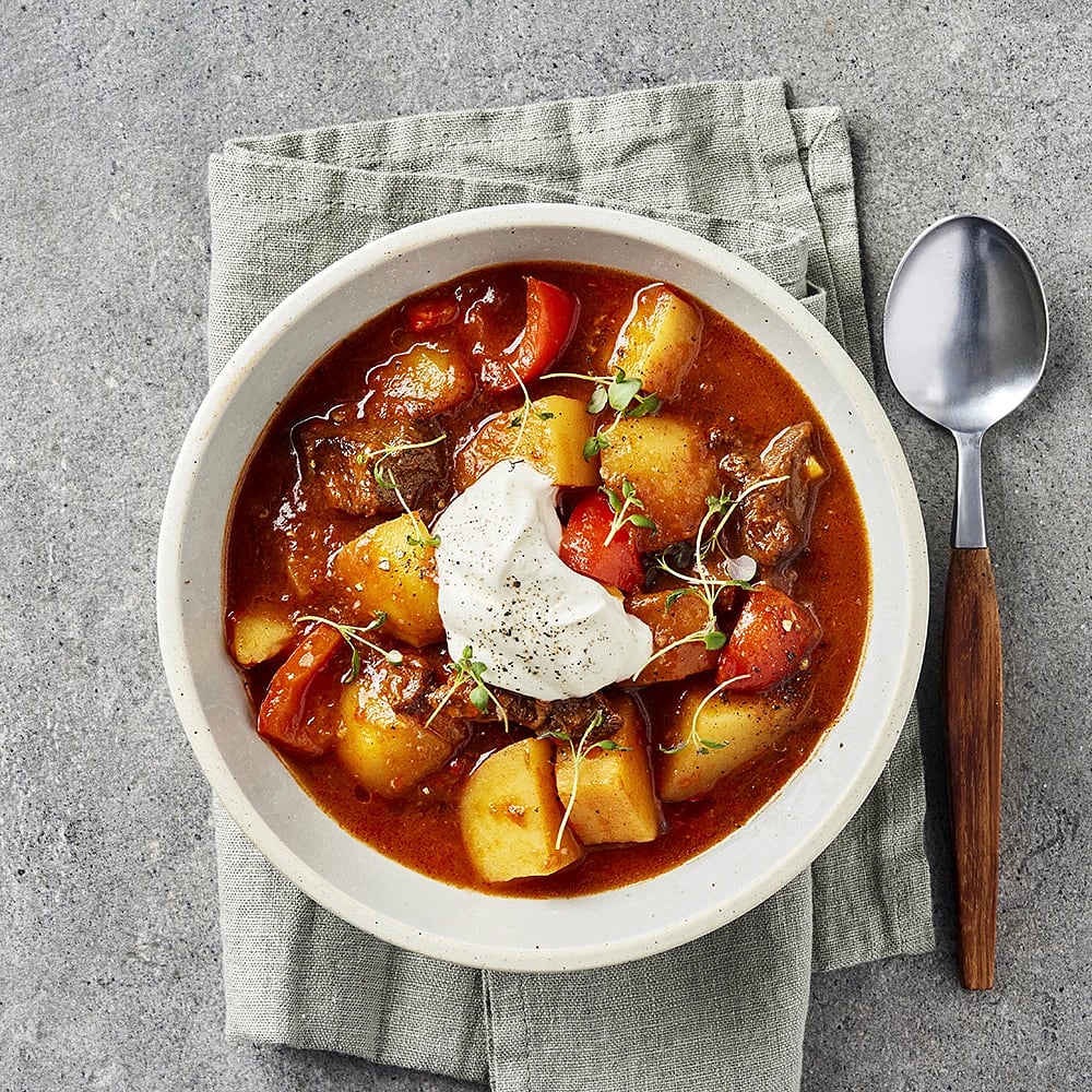 Gulaschgryta med strimlad vitkål