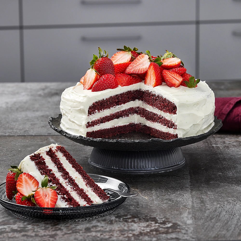 Rendition afslappet Sportsmand Red velvet cake med jordgubbar | Recept ICA.se