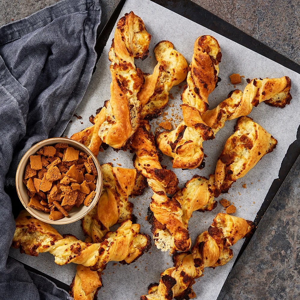 Smördegssnurror med ädelost och pepparkakskross | Recept ICA.se