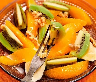 Fruktsallad med nötter och honung