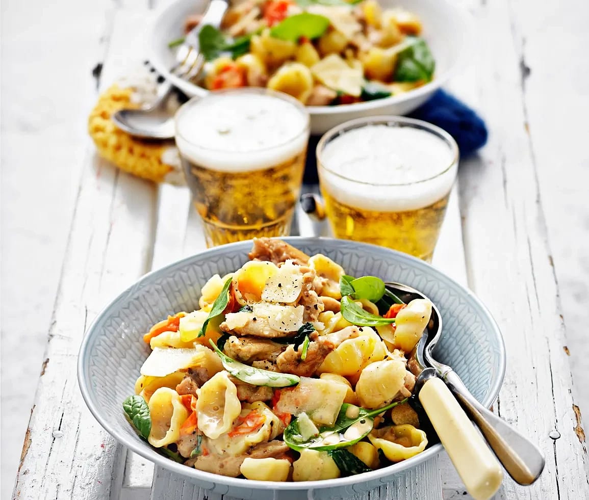 Kycklingpasta med tomat och spenat