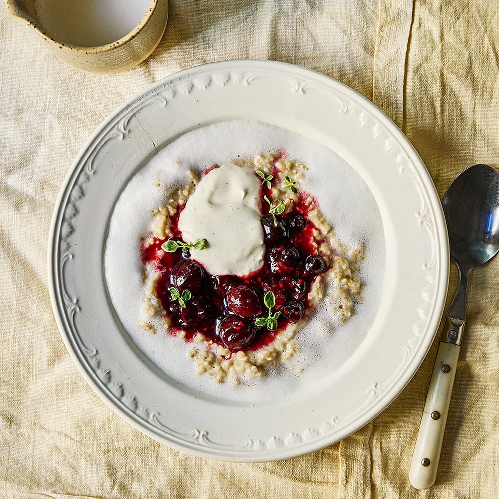 Gröt med bärkompott, yoghurt och skummad mjölk | Recept ICA.se