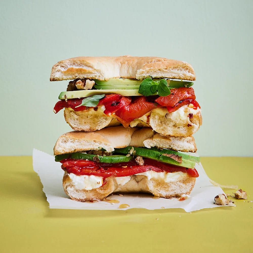 Grillad paprika, hot honey, avokado och fetaoströra i bagels | Recept ...