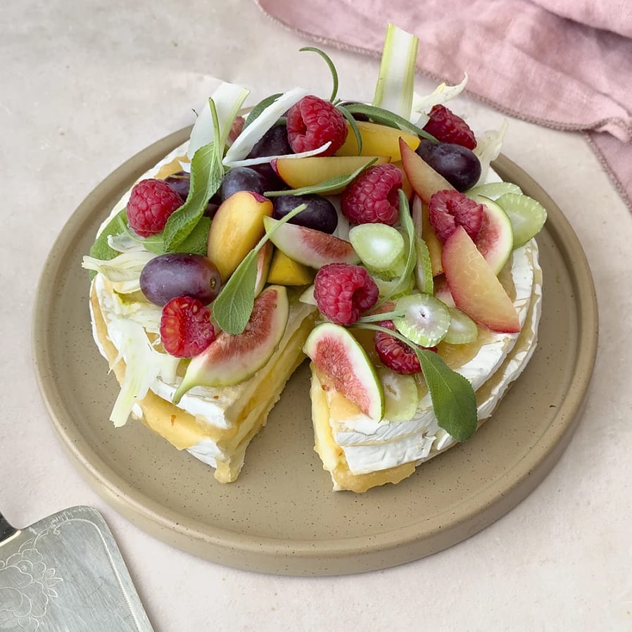 Kall brietårta med päron- och chilimarmelad