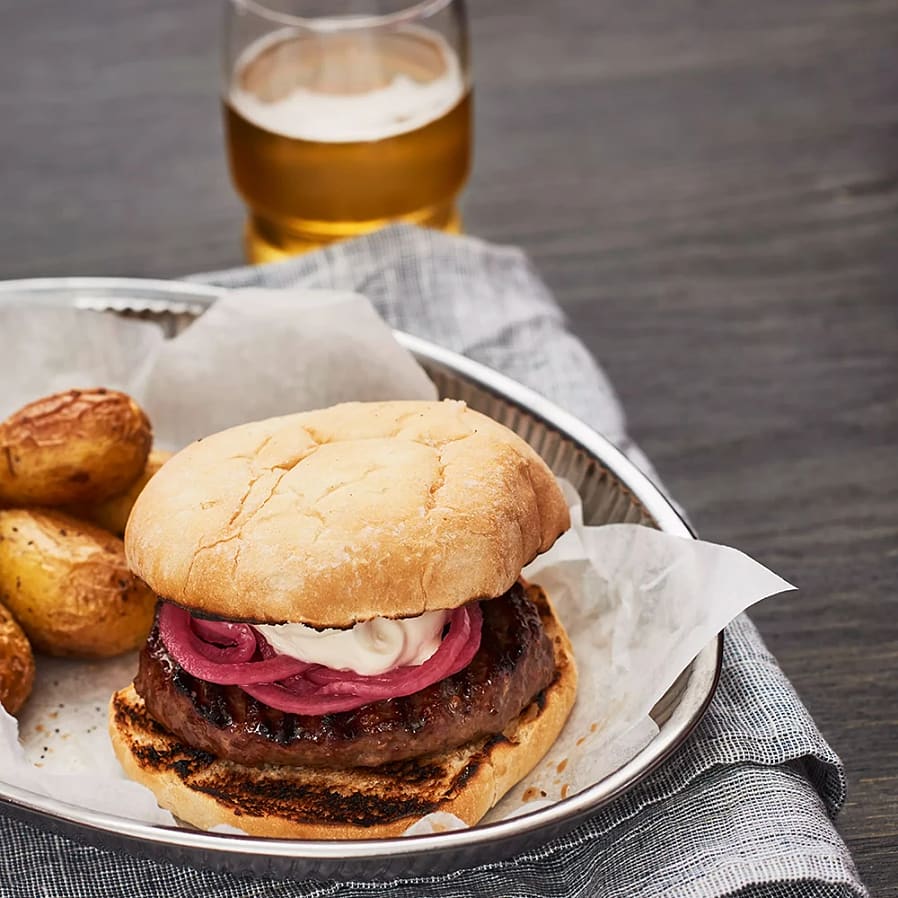 Hamburgare med tryffelmajonnäs och picklad rödlök