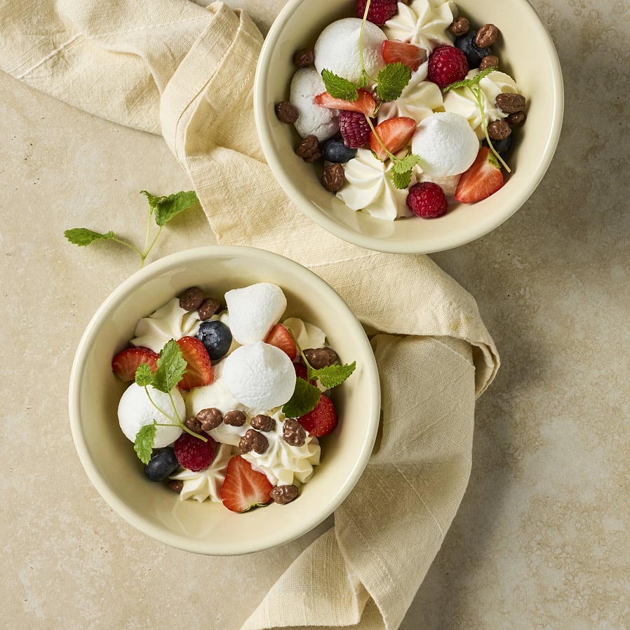 Marängsviss med frukt och chokladpuffar