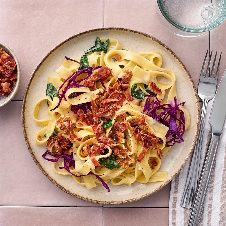 Pasta med ädelost, valnötter och bacon