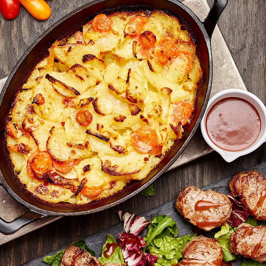 Fläskfilé med rotfruktsgratäng och rödvinssås