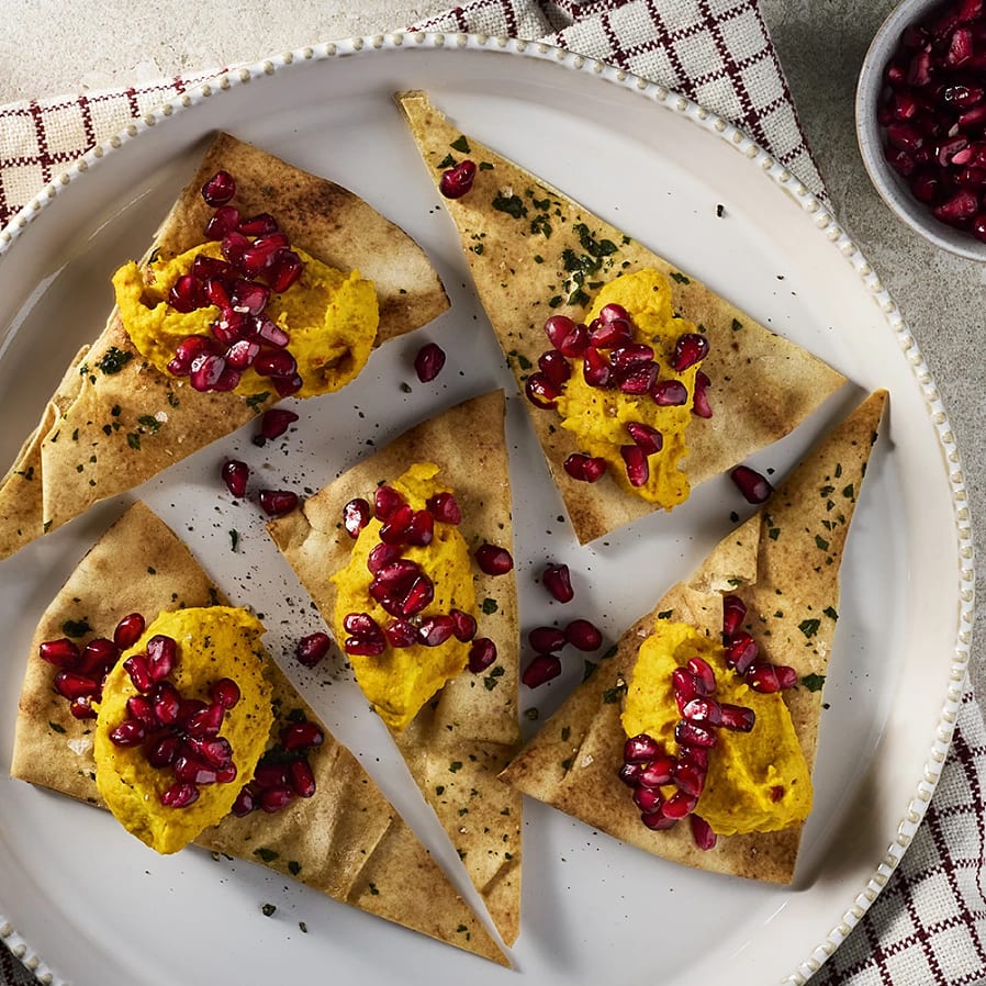 Libabröd med saffranshummus, granatäpple och pumpafrö