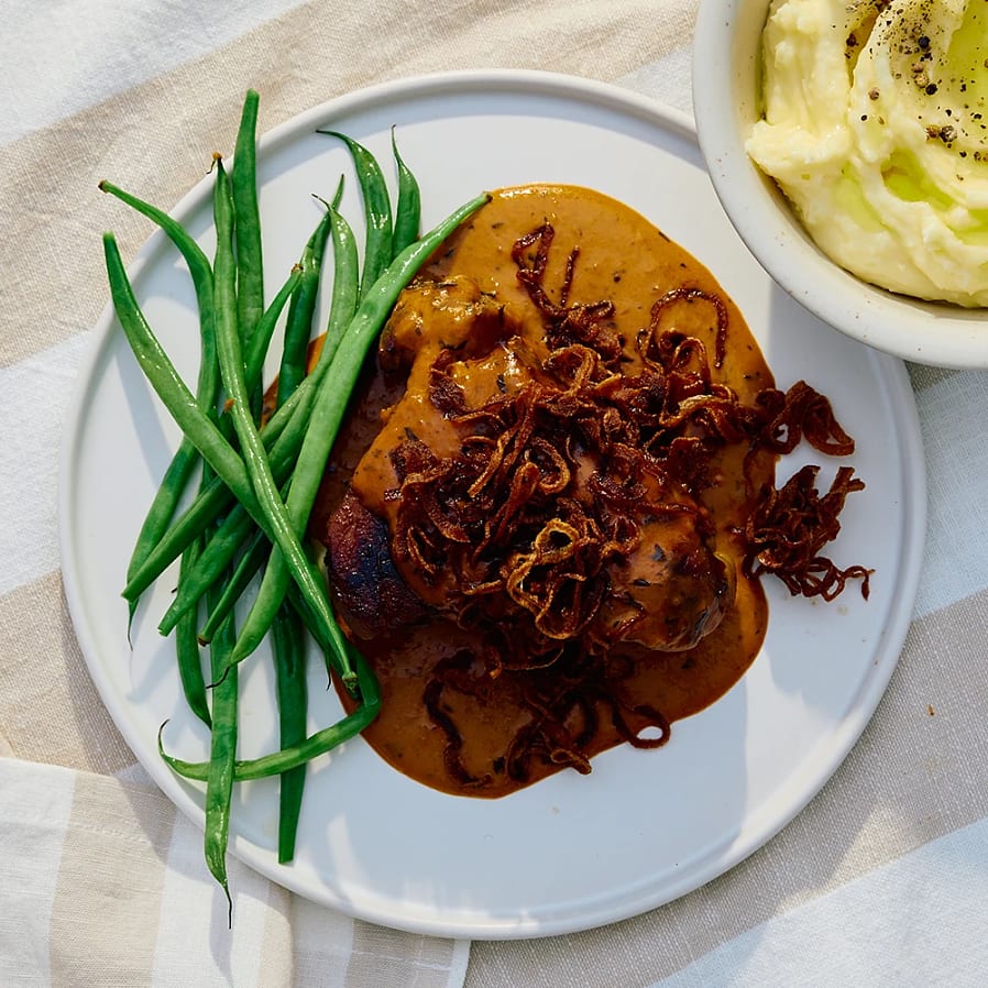 Timjanbakad karré med Café de Paris-sås, friterad lök och potatispuré