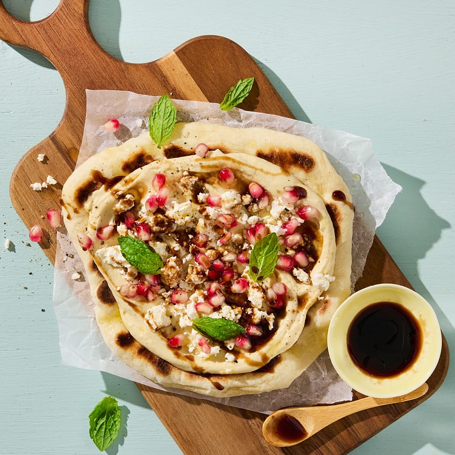 Pannbröd med hummus, vitost, granatäppelsirap och mynta