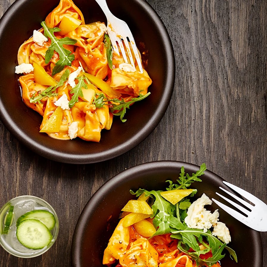 Färsk tortelloni med tomatsås