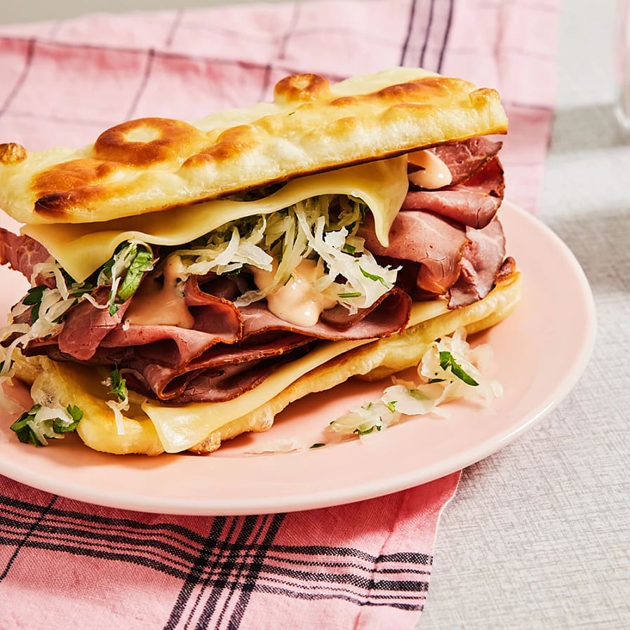 Rostbiffmacka på friterad pizzadeg med surkål