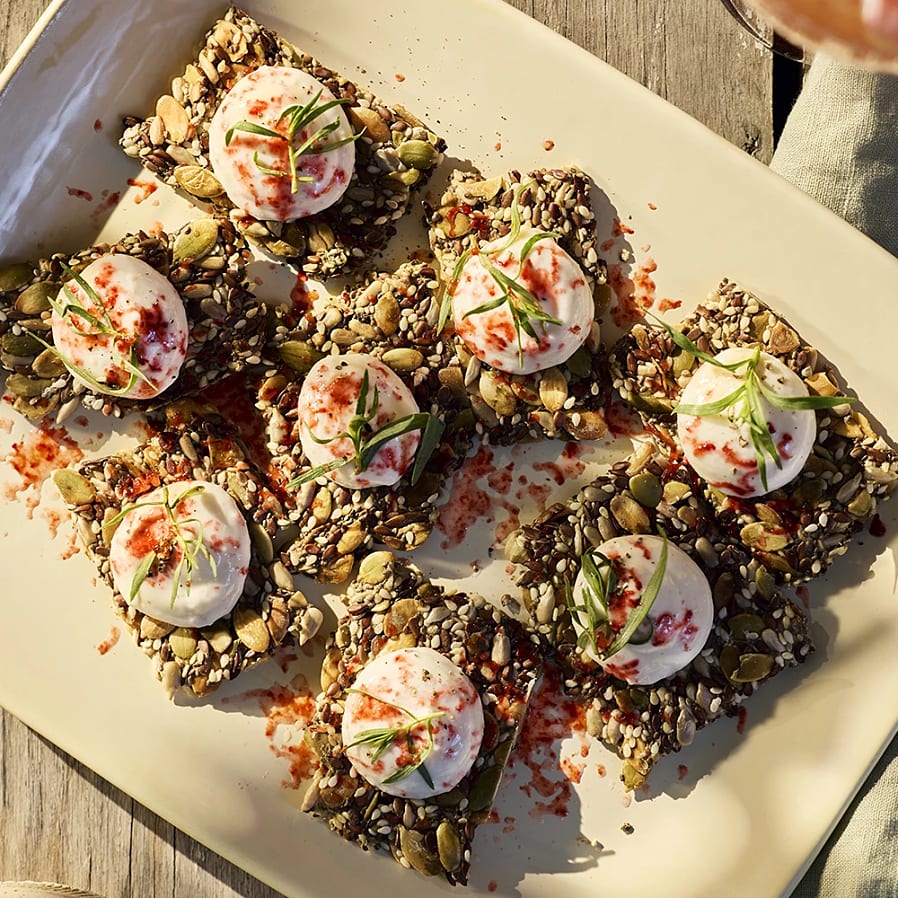 Getostkräm på kex med riven fryst jordgubbe