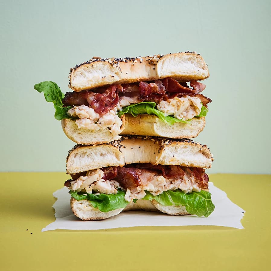 Caesarkycklingröra i bagel med parmesan och bacon