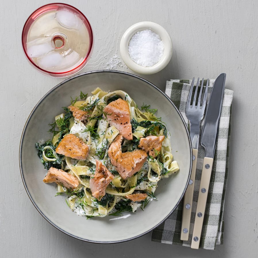 Pasta med regnbågslax, grönkål och citronsås