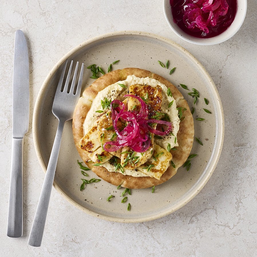 Honungsglacerad tryffelhalloumi med hummus på pitabröd
