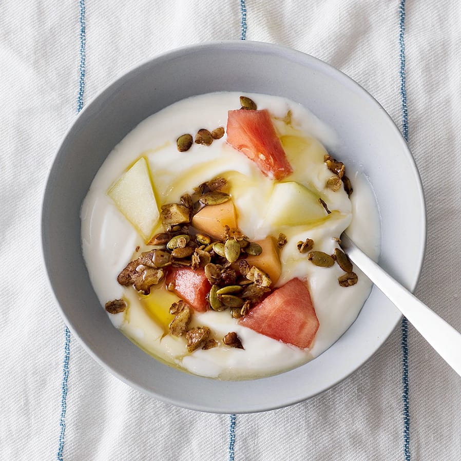 Yoghurt med melon och smörstekt granola