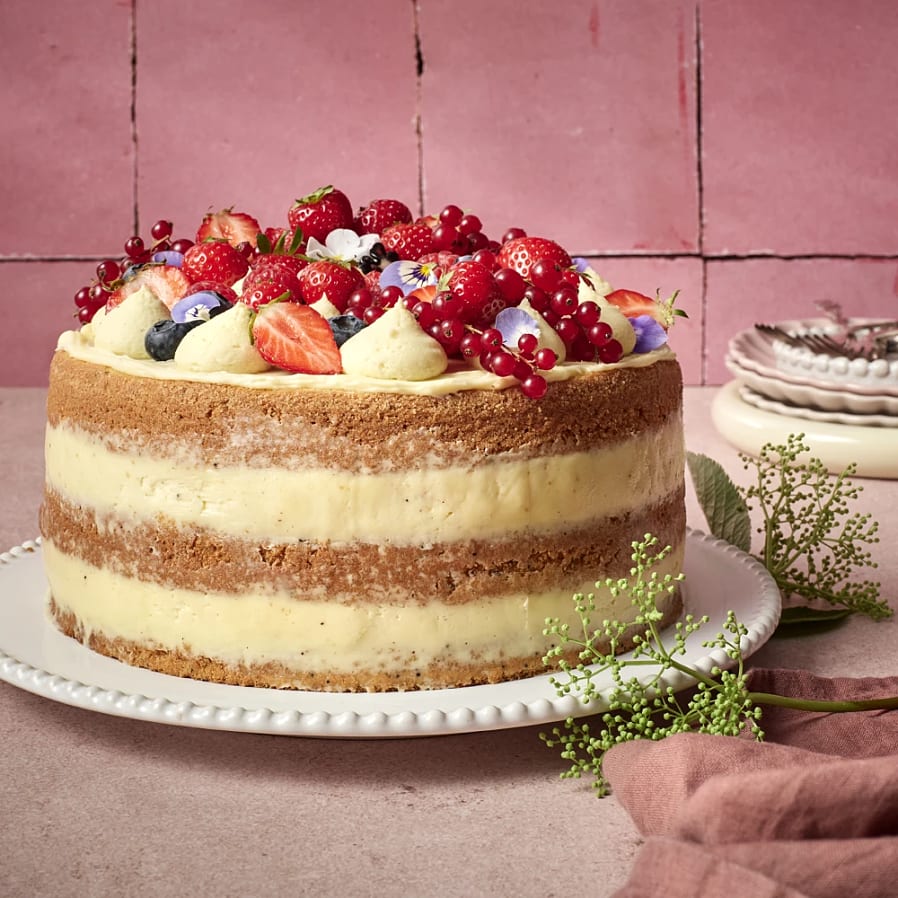 Tårta med vit chokladpannacotta och flädermarinerade jordgubbar