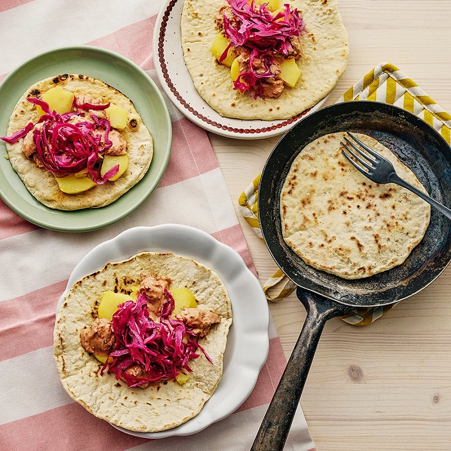 Pannbröd med makrillröra och picklad rödkål